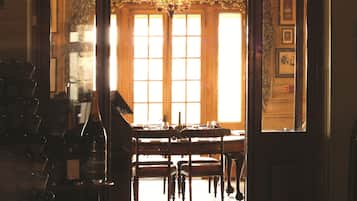 Serveert ontbijt, lunch en diner