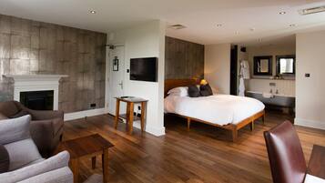 Suite | 1 bedroom, Egyptian cotton sheets, premium bedding, desk
