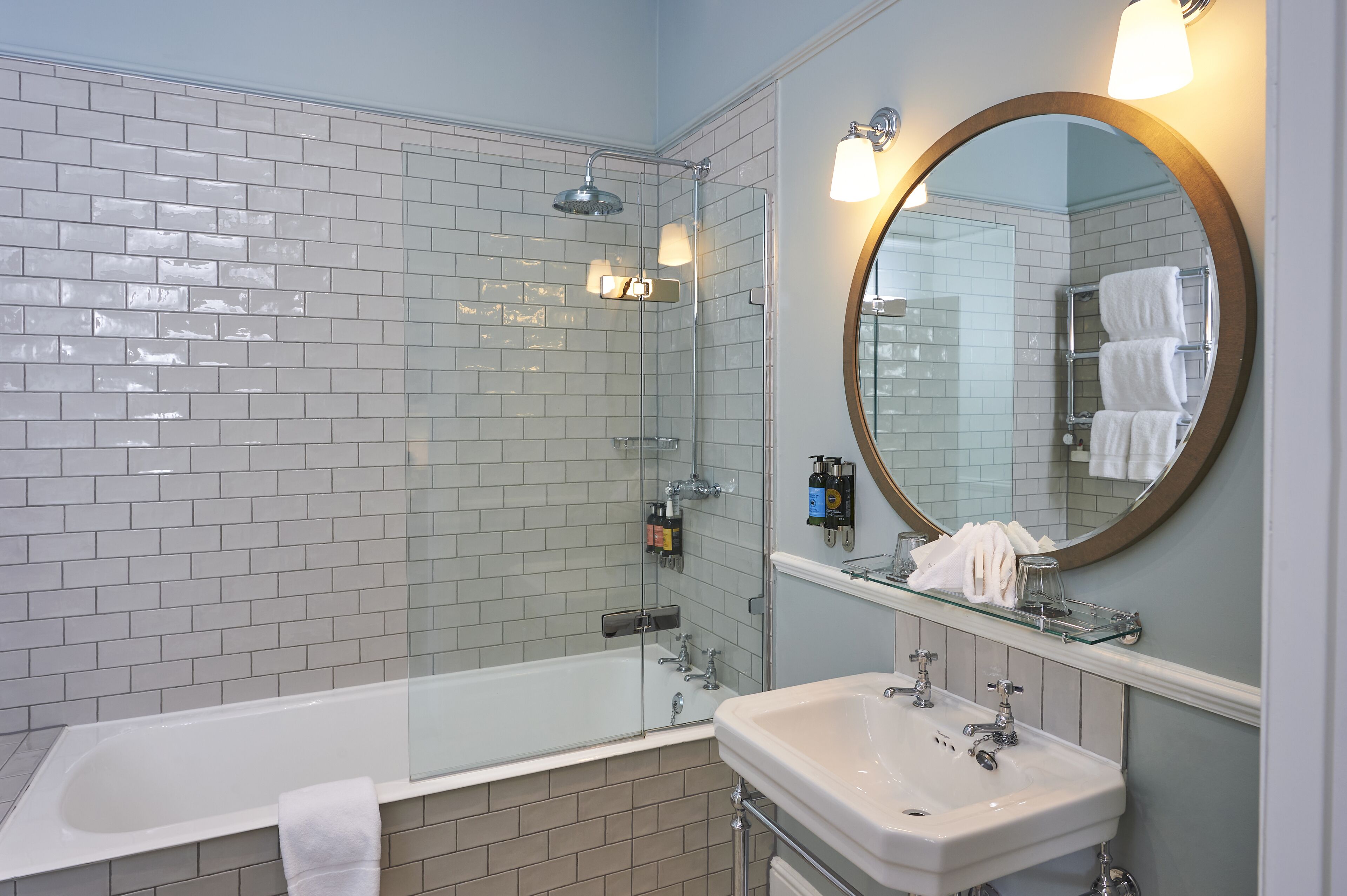 classic double room | bathroom | free toiletries, hair dryer, towels, soap
