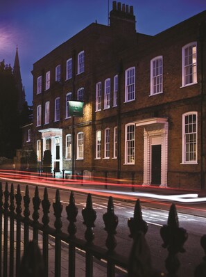 Fassade der Unterkunft – Abend/Nacht