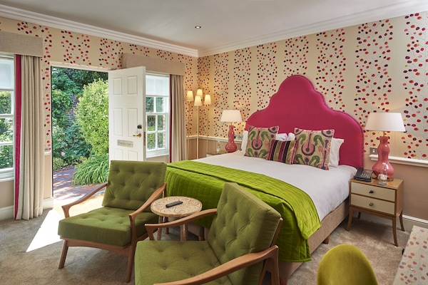 Garden Junior Suite | Egyptian cotton sheets, premium bedding, desk, blackout drapes