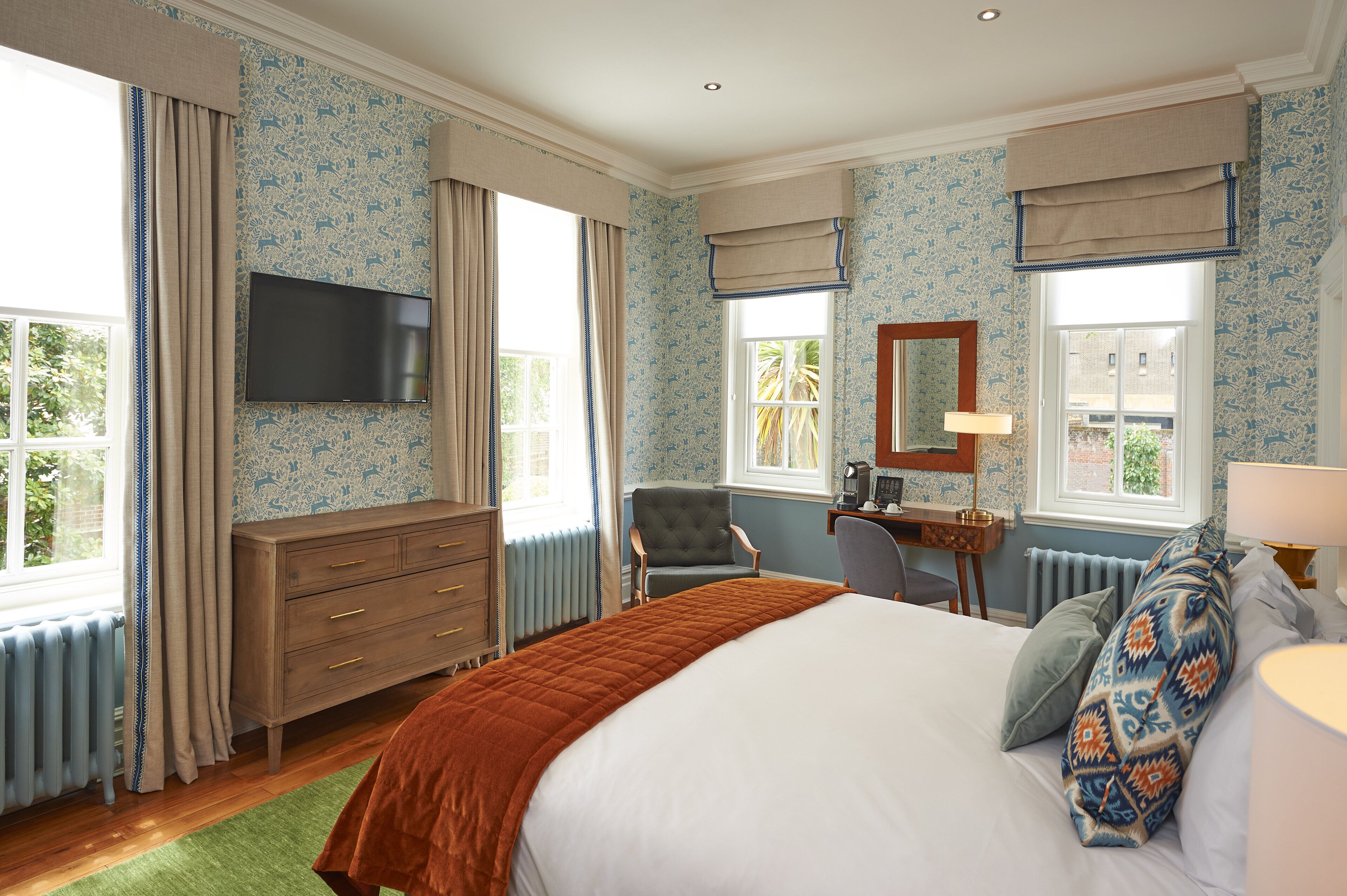 주니어 스위트 | 이집트산 면 시트, 고급 침구, 책상, 암막 커튼