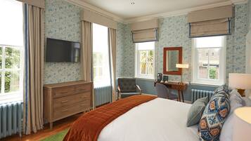 Junior Suite | Egyptian cotton sheets, premium bedding, desk, blackout drapes