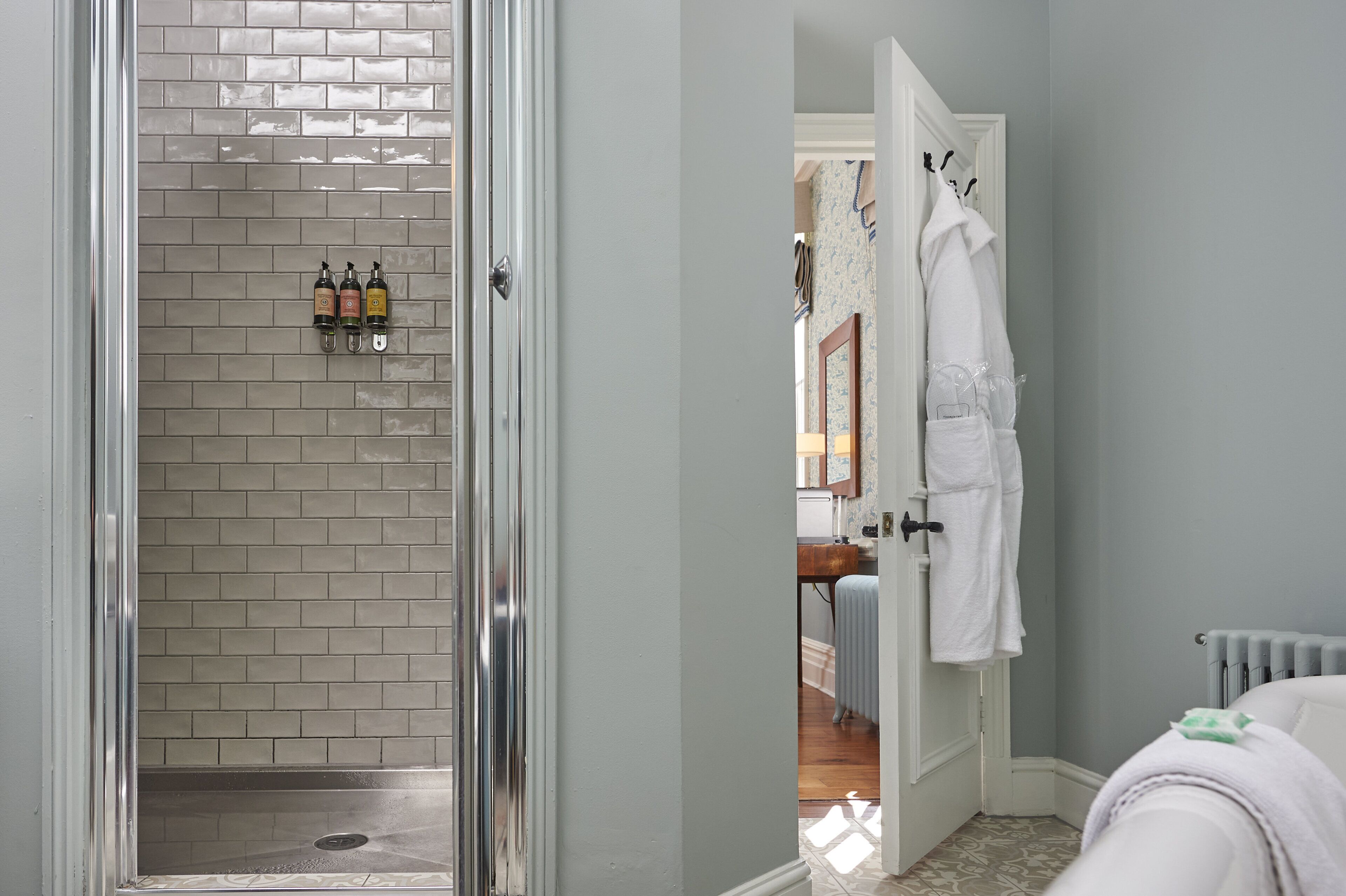 junior suite | bathroom | free toiletries, hair dryer, towels, soap