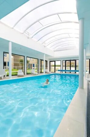 Indoor pool, seasonal outdoor pool, pool loungers