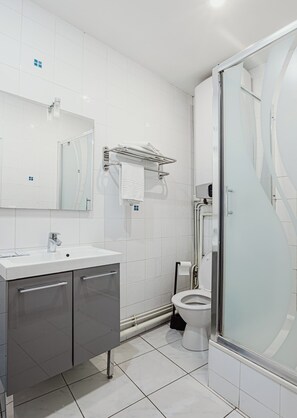 Regadera, secadora de cabello, toallas 