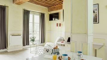 Studio (For Four) | Seprai premium dan didekorasi berbeda-beda