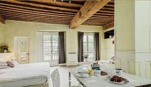 Studio (For Four) | Seprai premium dan didekorasi berbeda-beda