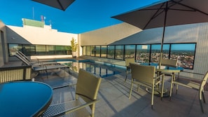 Piscina externa, guarda-sóis, espreguiçadeiras