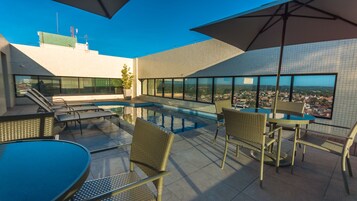 Piscina externa, guarda-sóis, espreguiçadeiras