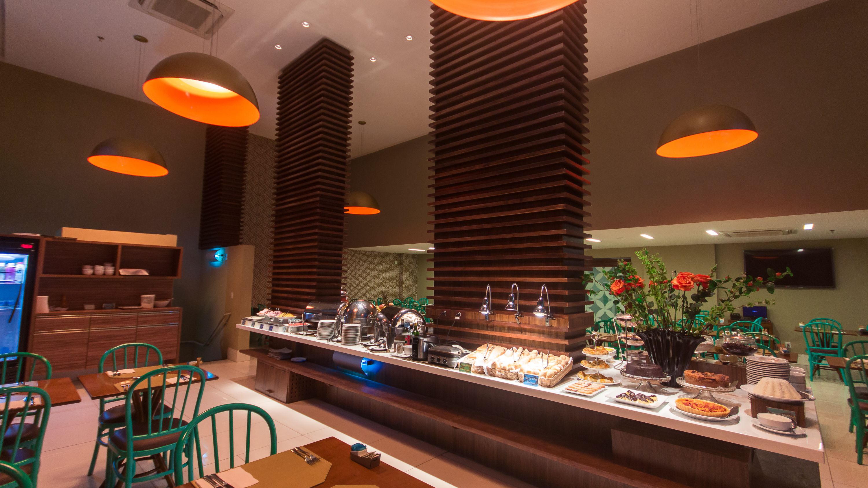 breakfast and lunch served, international cuisine