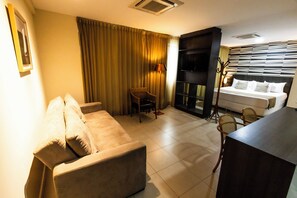 Master Suite | Minibar, in-room safe, desk, blackout drapes