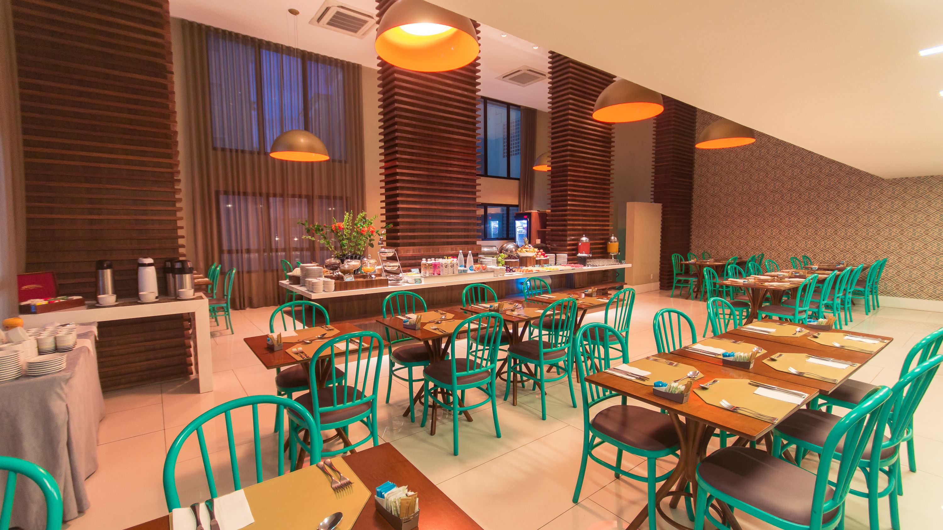 breakfast and lunch served, international cuisine