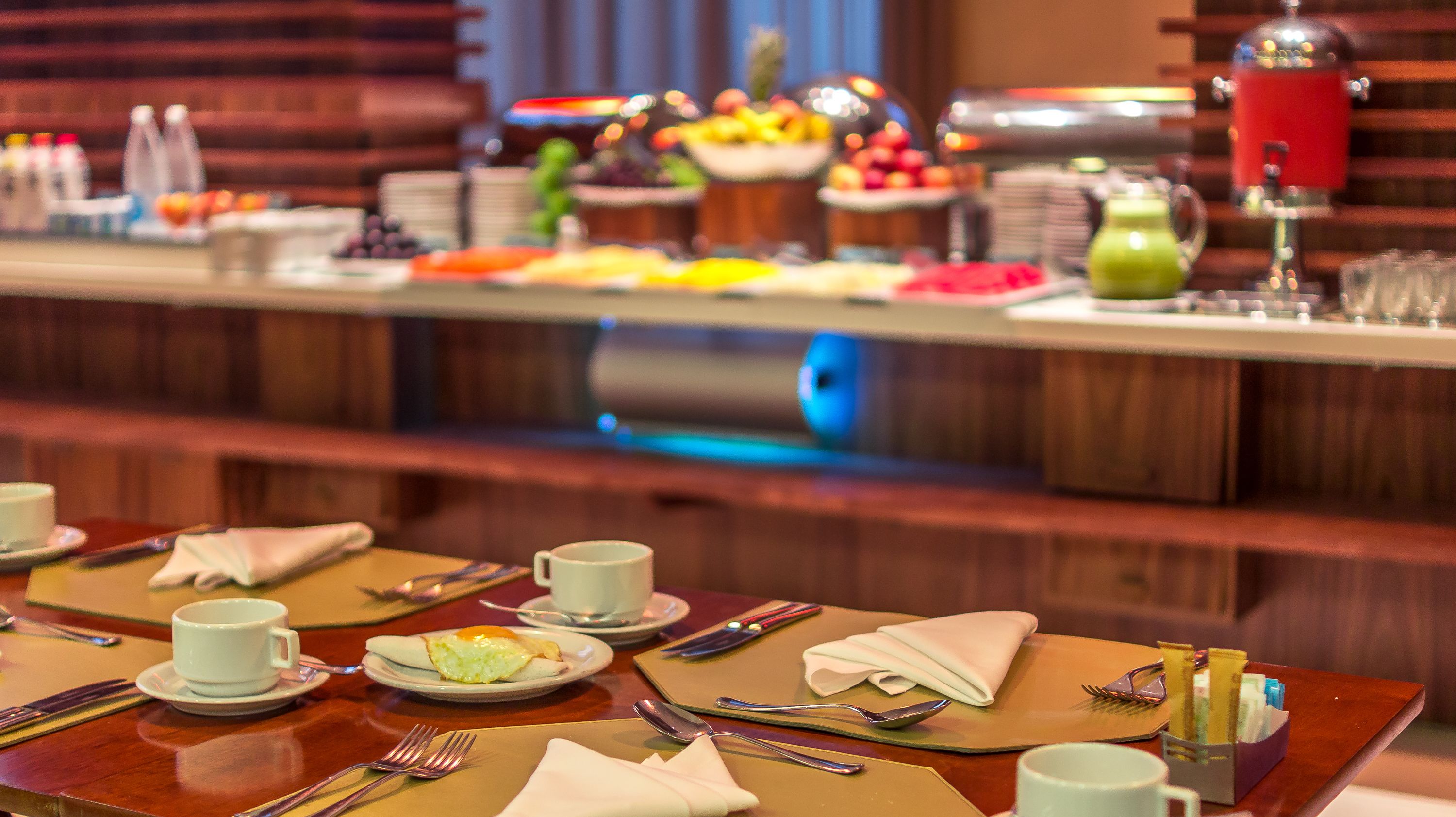 Un bufé de desayuno con diversas opciones de comida y una máquina de café.