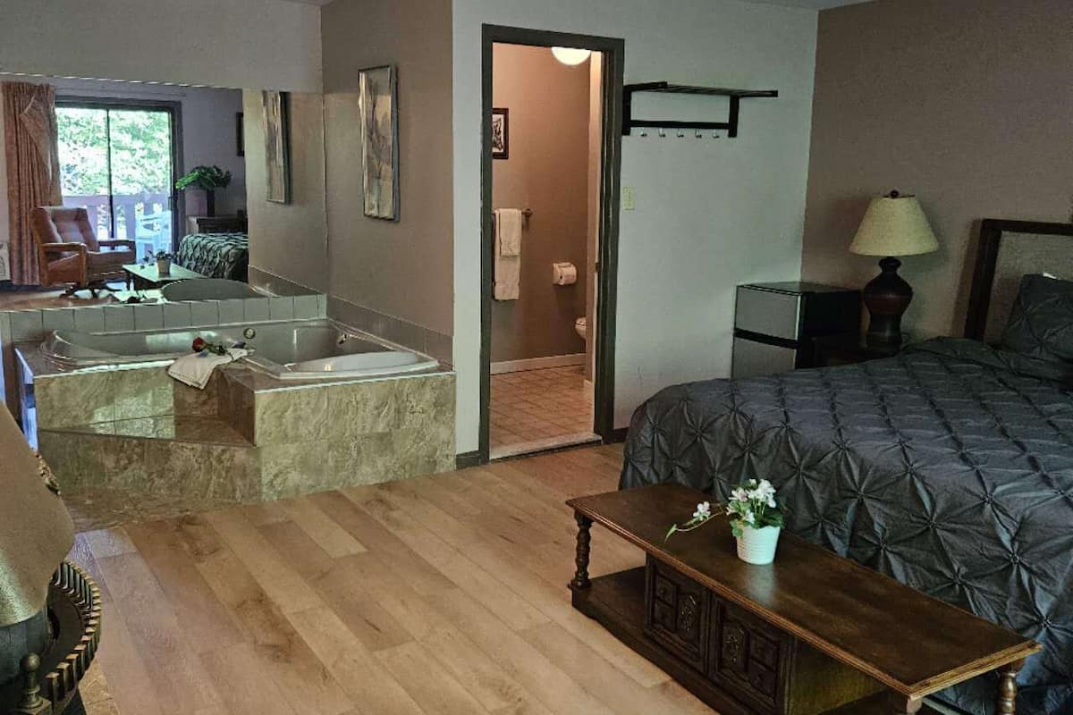 Suite, 1 Queen Bed, Jetted Tub and Fireplace | Individually decorated, individually furnished, desk, laptop workspace