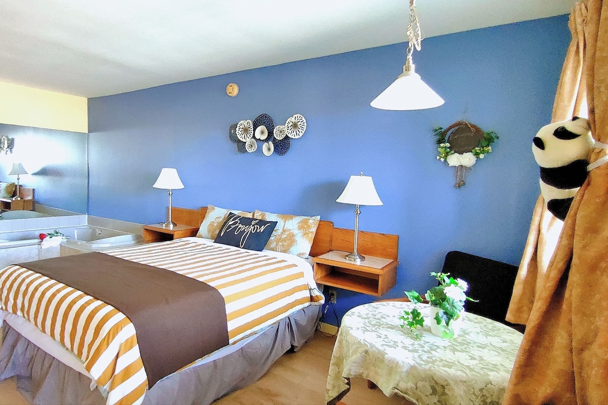 Standard Room, 1 Queen Bed, Non Smoking, Jetted Tub | Individually decorated, individually furnished, desk, laptop workspace