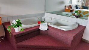 Standard Room, 1 Queen Bed, Non Smoking, Jetted Tub | Bathroom - Motel Le Radisson de Val-David (Val David)