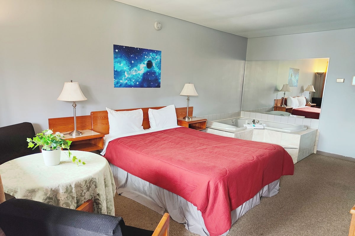 Standard Room, 1 Queen Bed, Smoking, Jetted Tub | Individually decorated, individually furnished, desk, laptop workspace