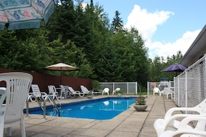 Piscine extérieure, parasols, chaises longues
