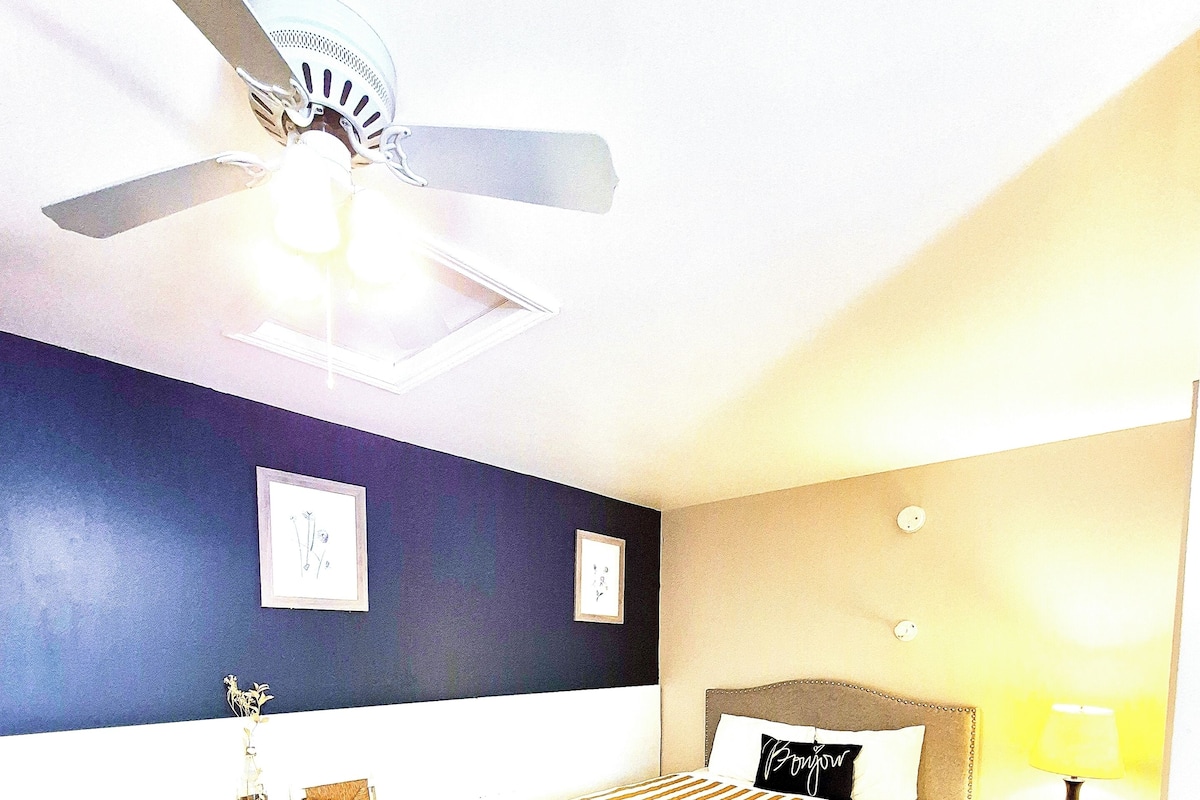 Standard Room, 1 Queen Bed | Individually decorated, individually furnished, desk, laptop workspace