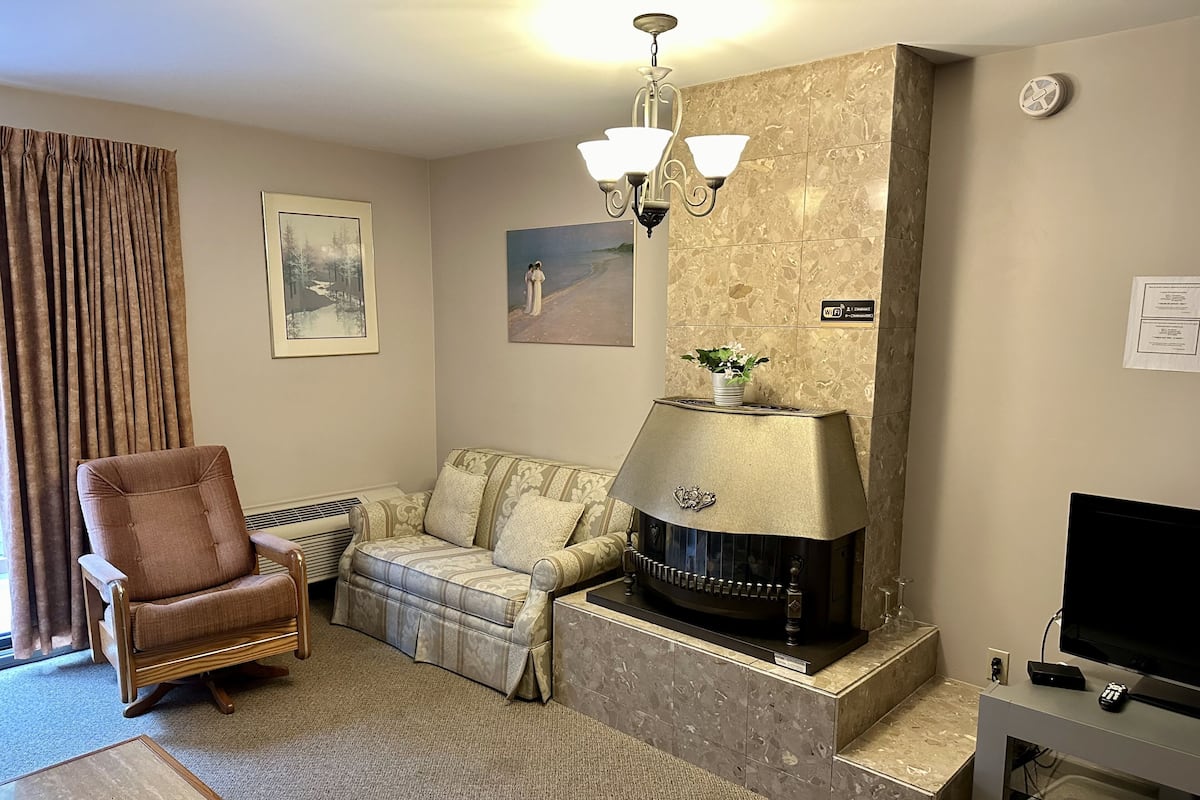 Suite, 1 Queen Bed, Jetted Tub and Fireplace | Living area | LCD TV