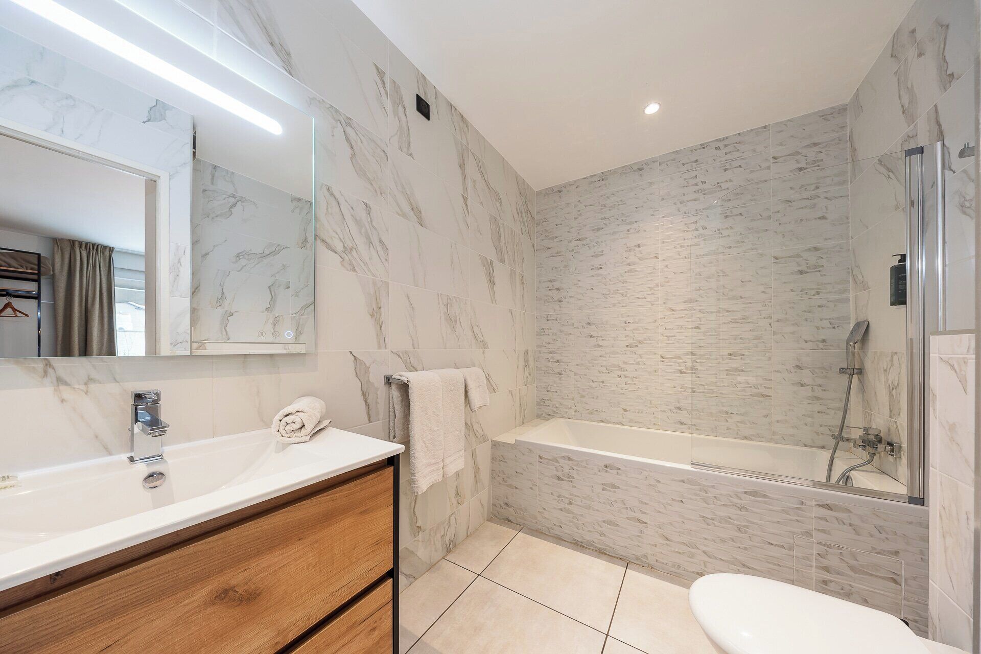 double room (annexe ) | bathroom | shower, free toiletries, hair dryer, towels