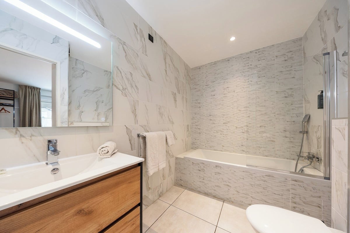 double room (annexe ) | bathroom | shower, free toiletries, hair dryer, towels