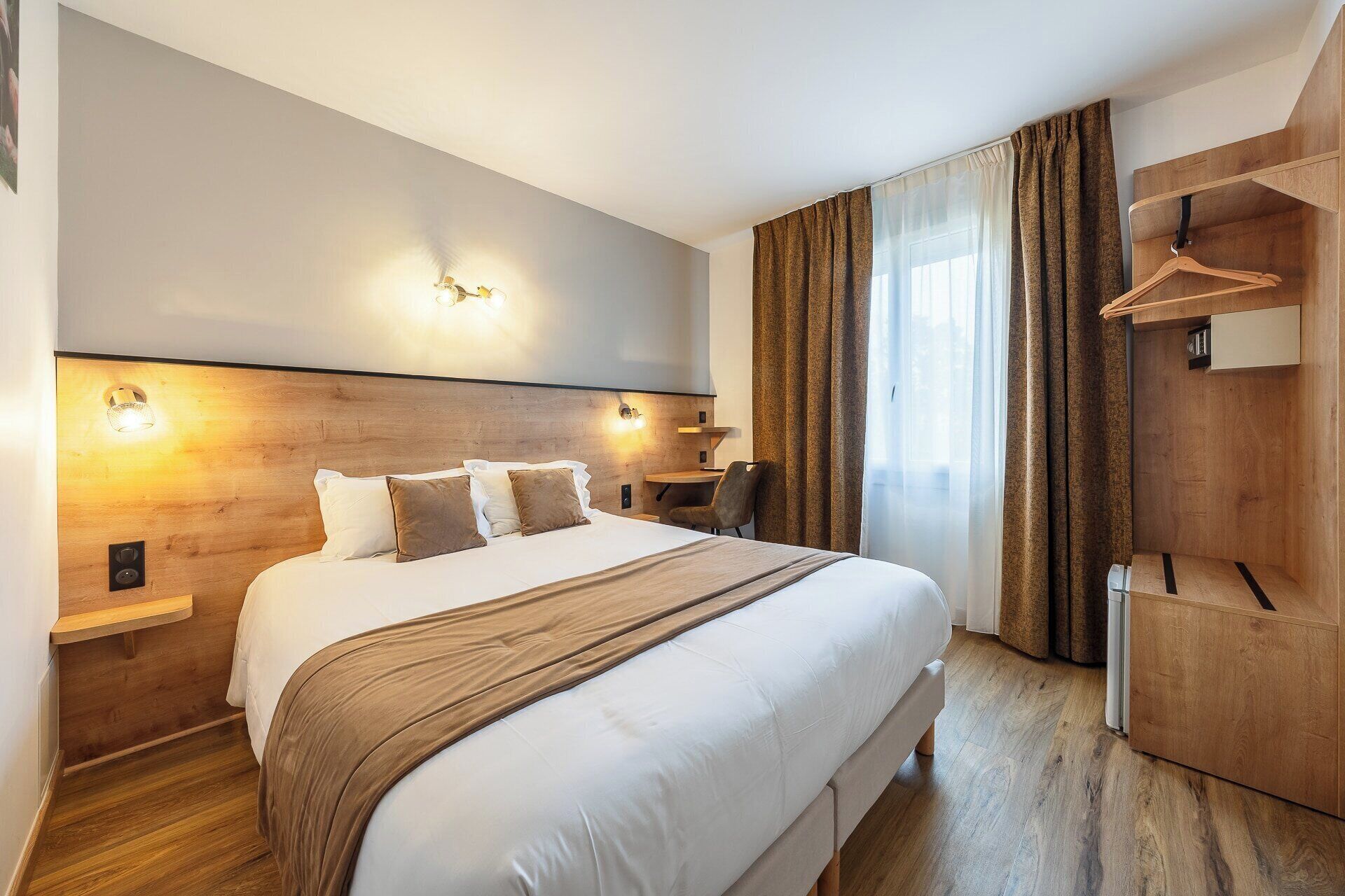 double room | 1 bedroom, in-room safe, desk, soundproofing