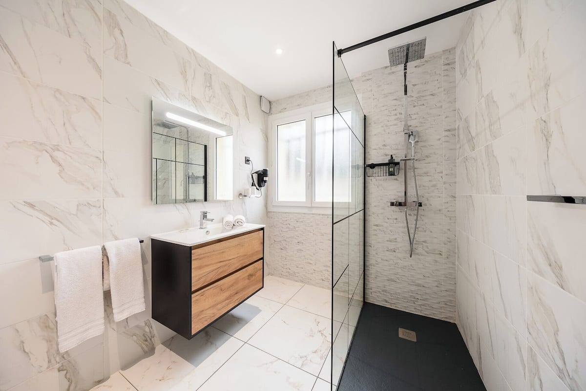 shower, free toiletries, hair dryer, towels