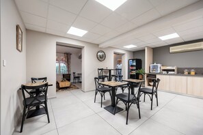 Desayuno buffet (EUR 11 por persona)