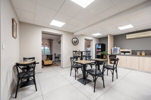 Desayuno buffet diario (EUR 11 por persona)