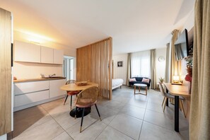 Flat-screen TV - The Originals City, Hotel Azur, Fos sur Mer (Fos-sur-Mer)