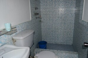 Standard Double Room | Bathroom