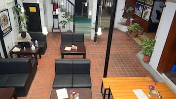 Cocina internacional con mesas al aire libre