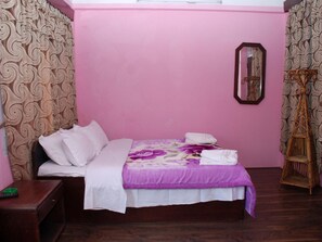 Cofres nos quartos, Wi-Fi de cortesia, roupa de cama