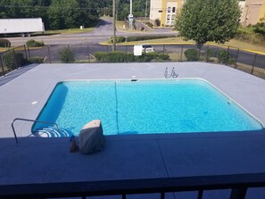 Seasonal outdoor pool - Americas Best Inn Macon (Macon)