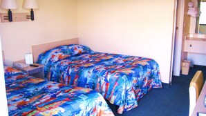 Desk, iron/ironing board (on request), WiFi (free) - Americas Best Inn Macon (Macon)