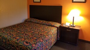 Desk, iron/ironing board (on request), WiFi (free) - Americas Best Inn Macon (Macon)