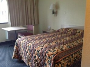 Individually decorated, individually furnished, desk, iron/ironing board - Americas Best Inn Macon (Macon)