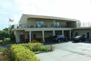 Free self parking - Sebastian Inn and Suites (Sebastian)