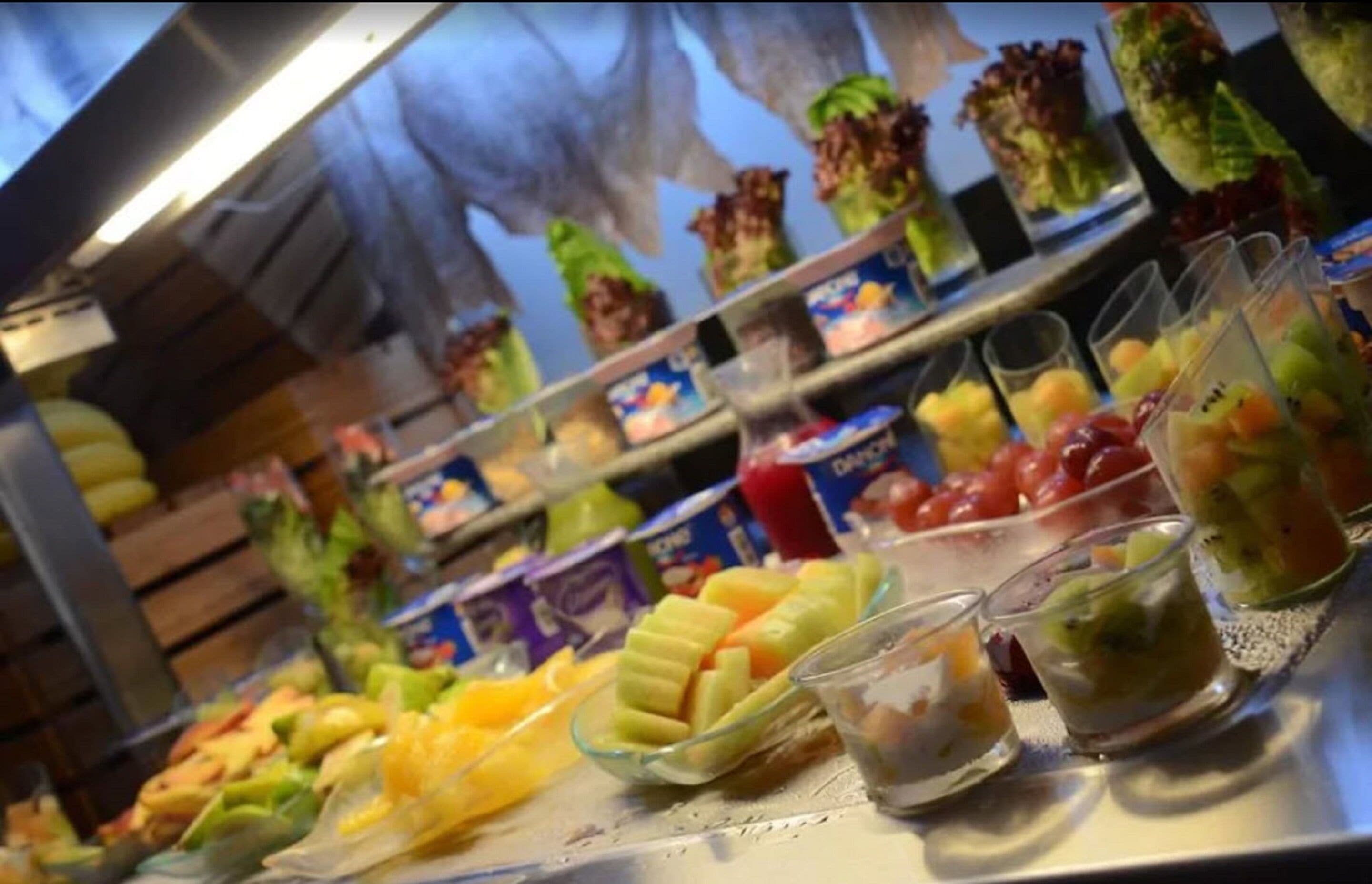 Ein reichhaltiges Buffet mit verschiedenen Früchten und Getränken.