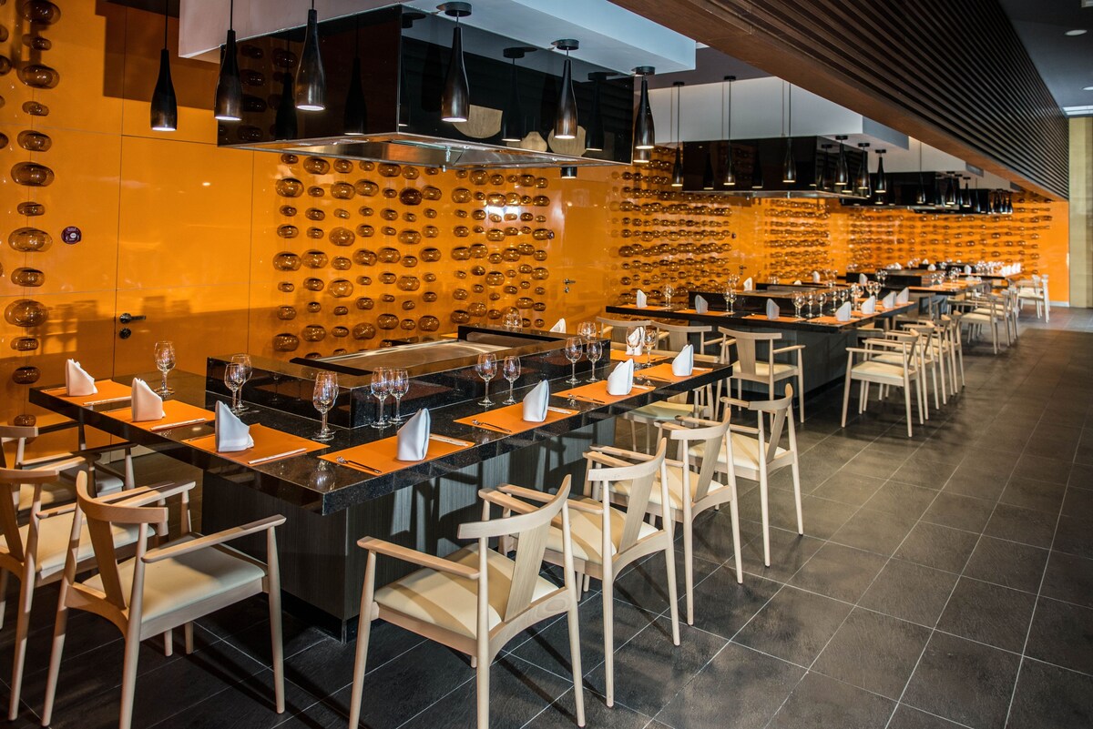 6 restaurants, breakfast, lunch, dinner served; international cuisine