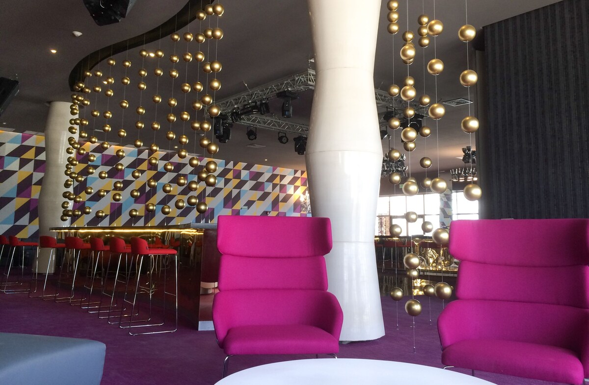 8 bars/lounges, 2 poolside bars, beach bar