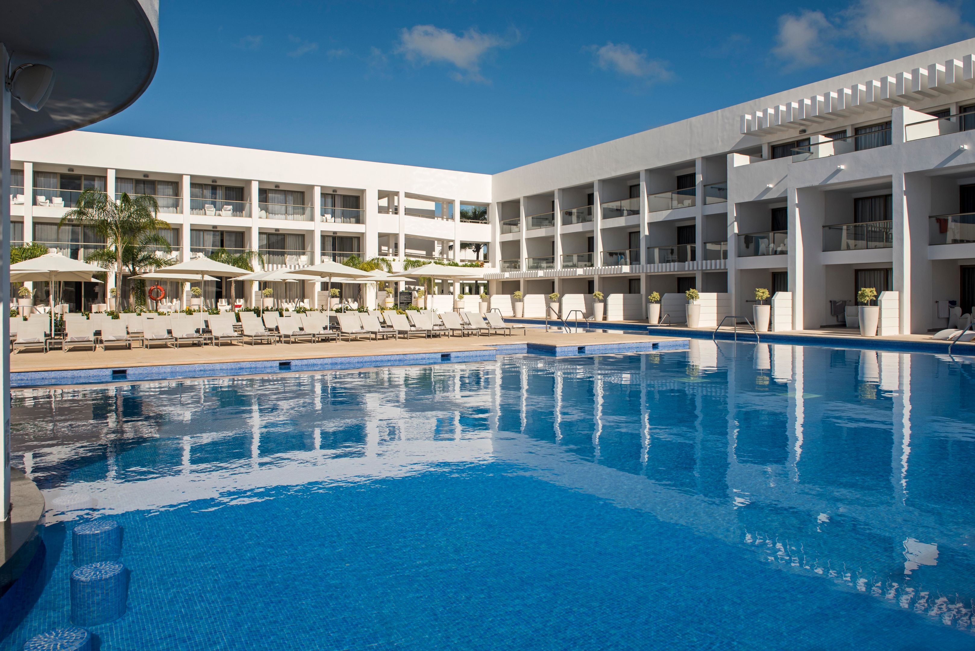 13 piscines extérieures, parasols de plage, chaises longues