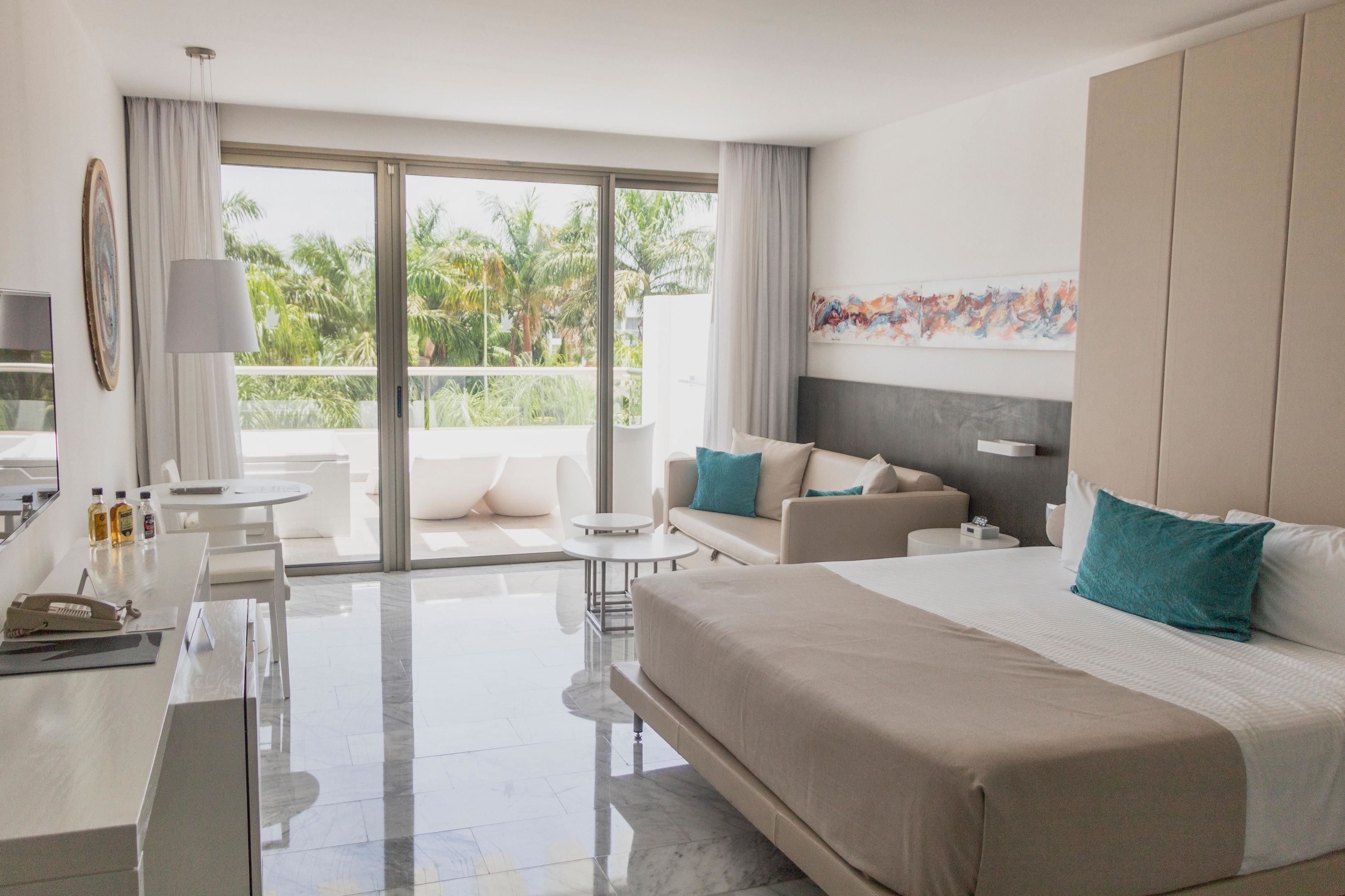 Junior suite, hot tub (deluxe) | Een gratis minibar, een kluis op de kamer, een bureau