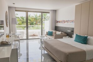 Junior Suite, Hot Tub (deluxe) | Free minibar, in-room safe, desk, blackout drapes