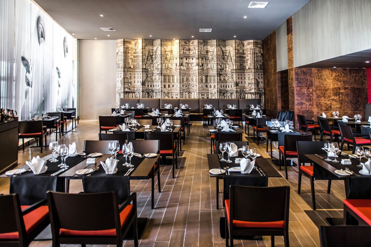 6 restaurants, breakfast, lunch, dinner served; international cuisine