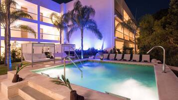 13 buitenzwembaden, parasols bij het zwembad en ligstoelen