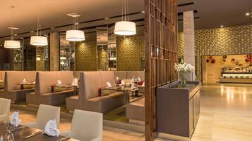 6 restaurants, breakfast, lunch, dinner served; international cuisine