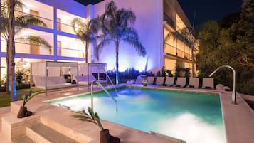 13 albercas al aire libre, sombrillas en la alberca y camastros